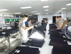 源頭工廠的投光燈生產(chǎn)實(shí)拍